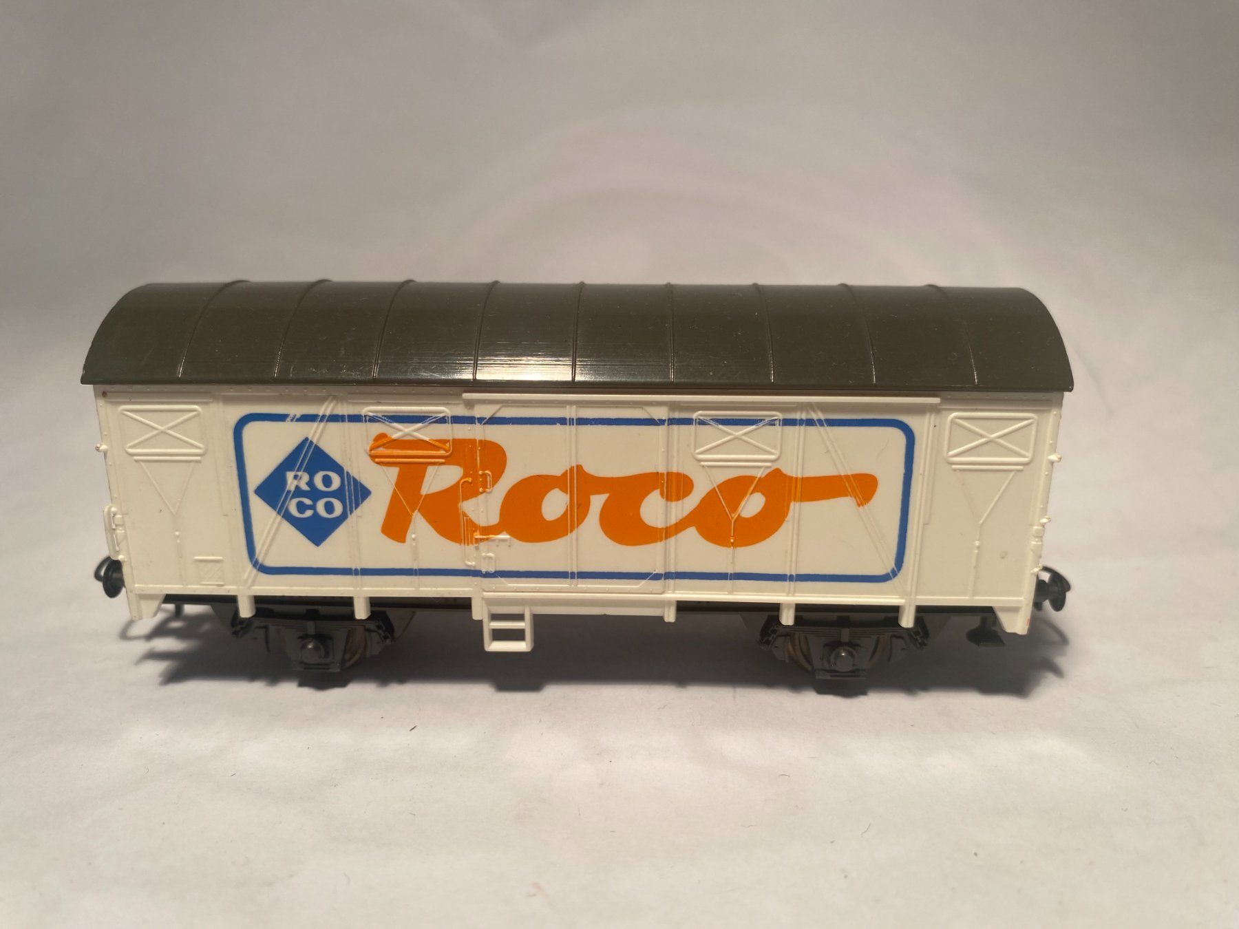 Roco Modellini di ferrovie: ROCO Gedeckter Güterwagen weiss, DC Achsen – Usato da Buchrain venduto da Modellbahn11