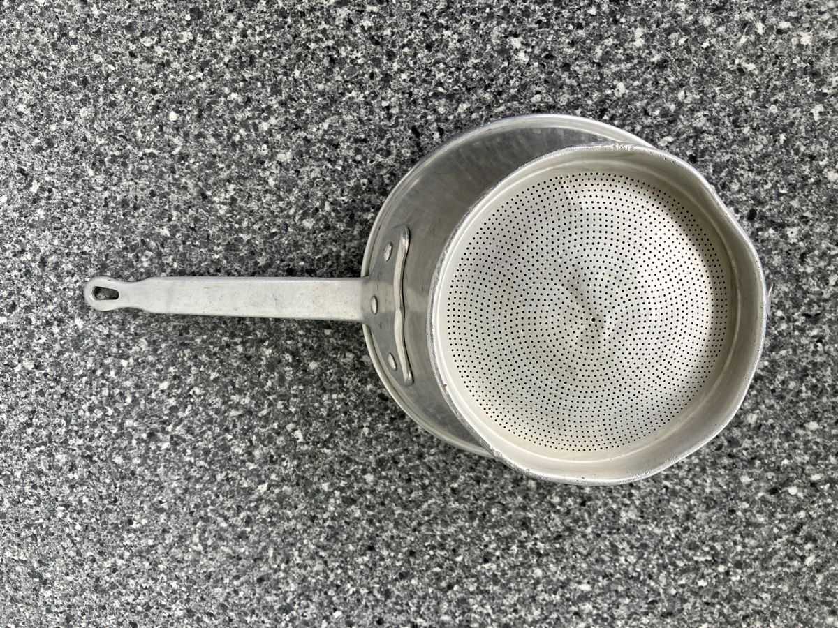 Pentole: Passoire ancienne en aluminium avec manche – Usato da Arconciel venduto da chance22 1