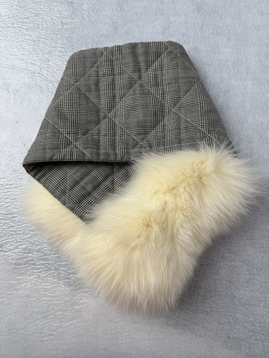 Dior Foulard & Sciarpe: Originl Christian Dior shawl with white fox fur – Nuovo (secondo la descrizione) da Baden venduto da T_threads_Archive 1
