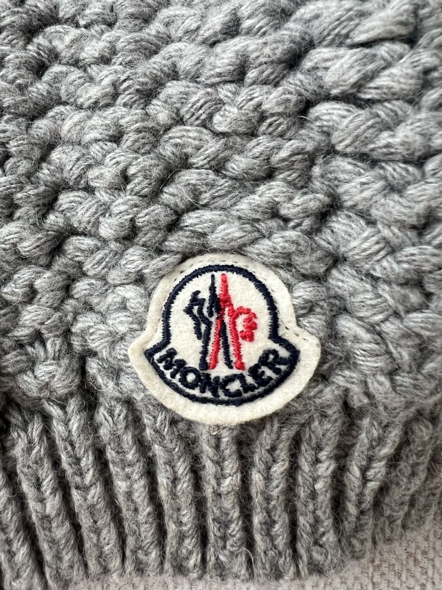 Moncler Copricapi, berretti & cappellini: Moncler Grey Winter Hat – Usato da Zollikon venduto da cat_p589 1