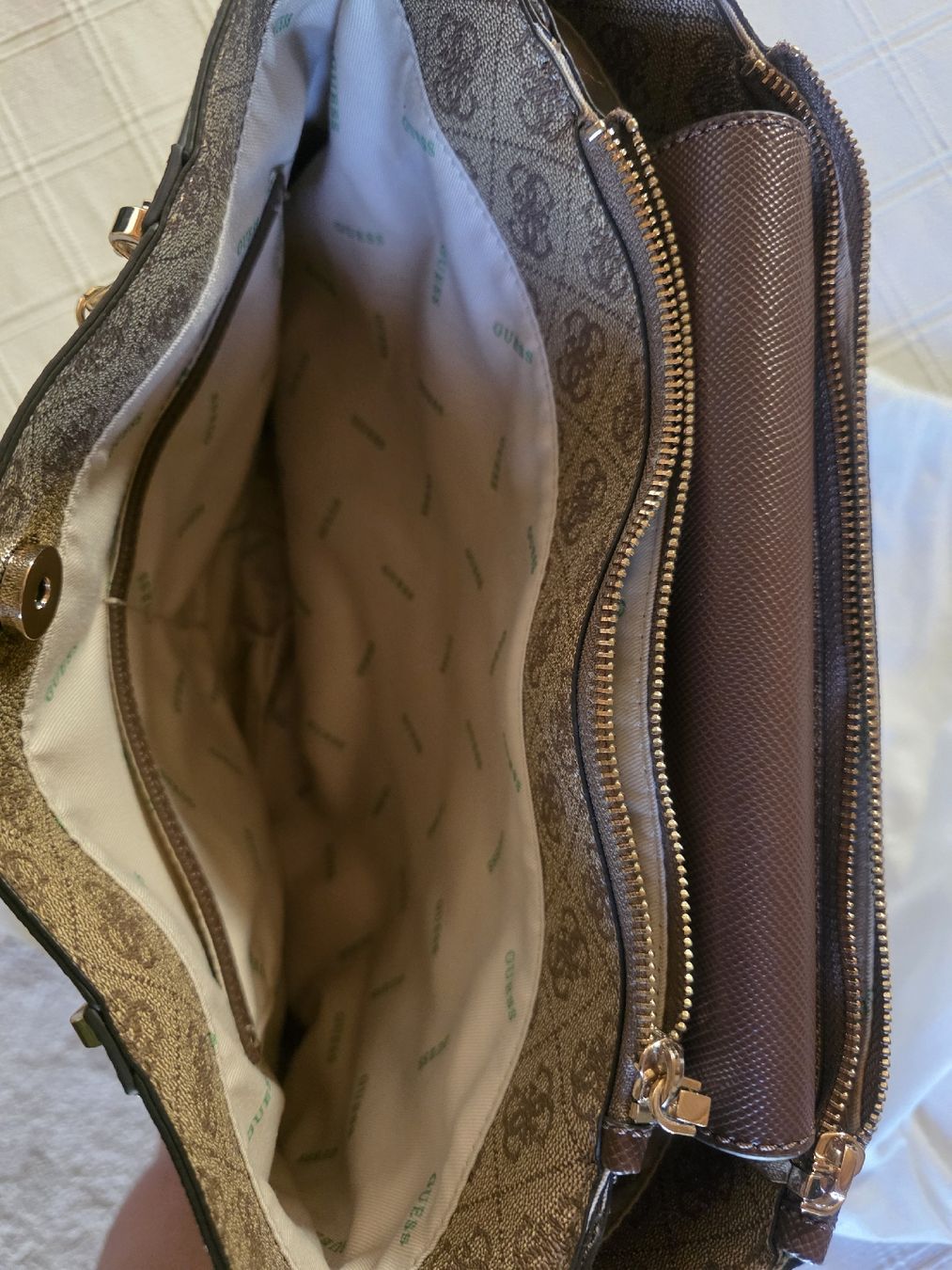 Guess Borse da donna: Sac cabas Guess avec pochette monogramme  – Usato da Collonges venduto da 2D_Collector 5