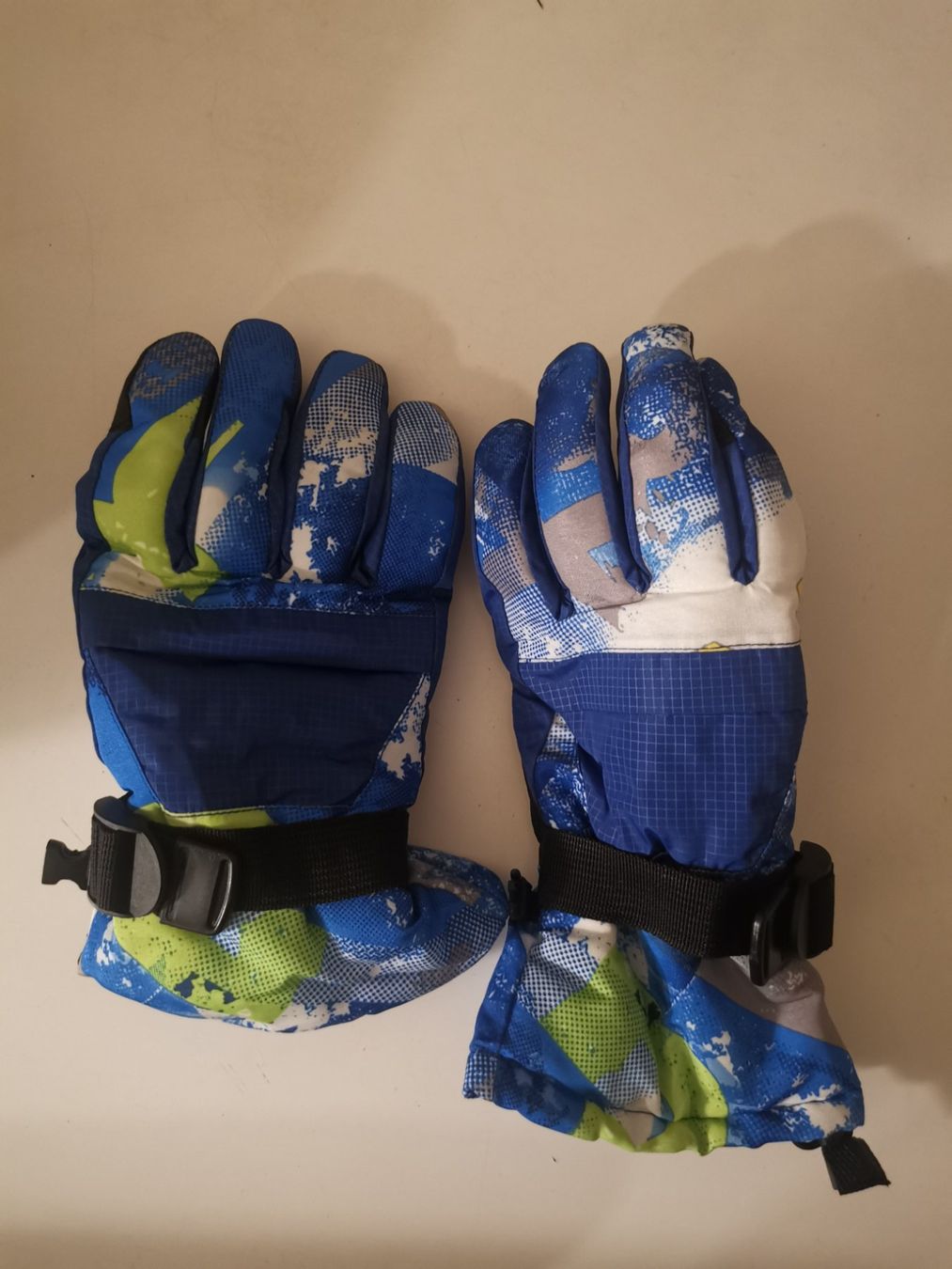Sci: Ski Gloves (use it only 4 times) – Usato da Bern venduto da cwa_p82l