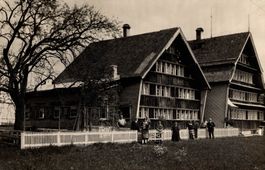 Bauernhäuser mit Bewohnern