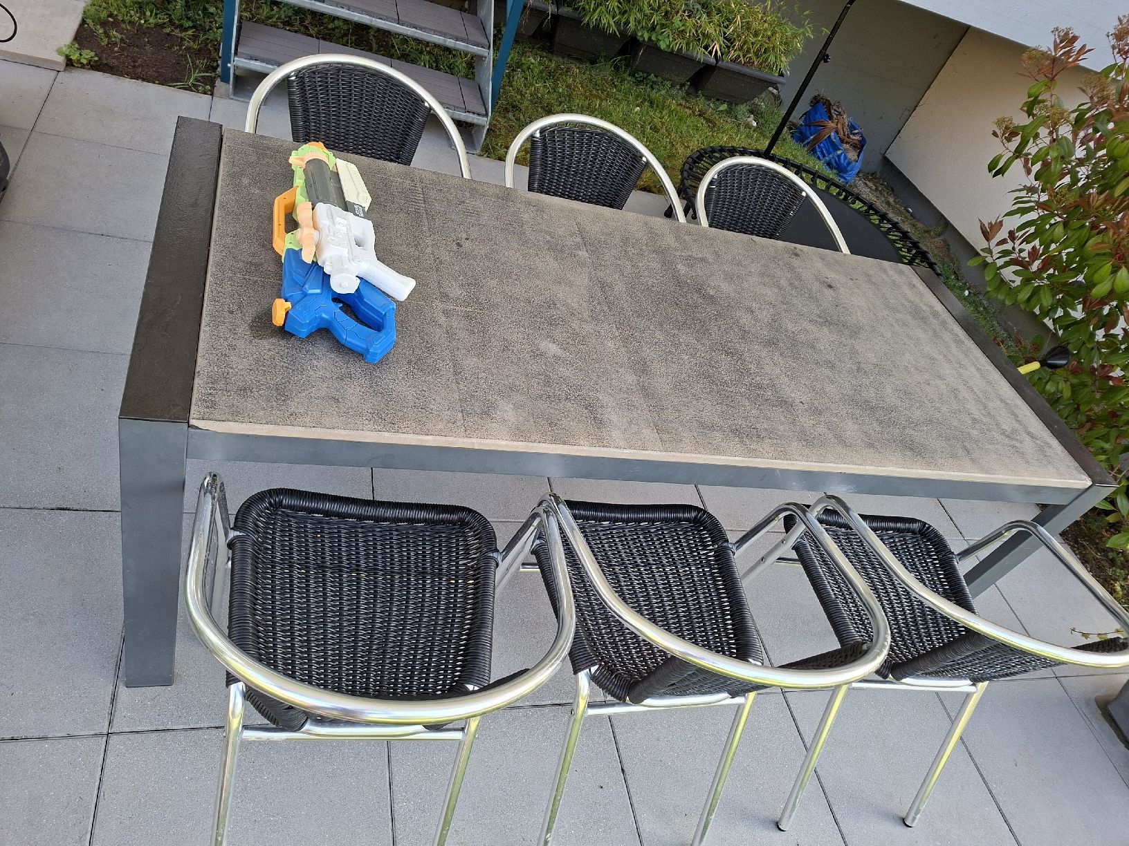 Set di tavolo e panche: Grosse Gartentischgruppe mit 6 Stühlen – Usato da Schaffhausen venduto da FILIXPRESS 3