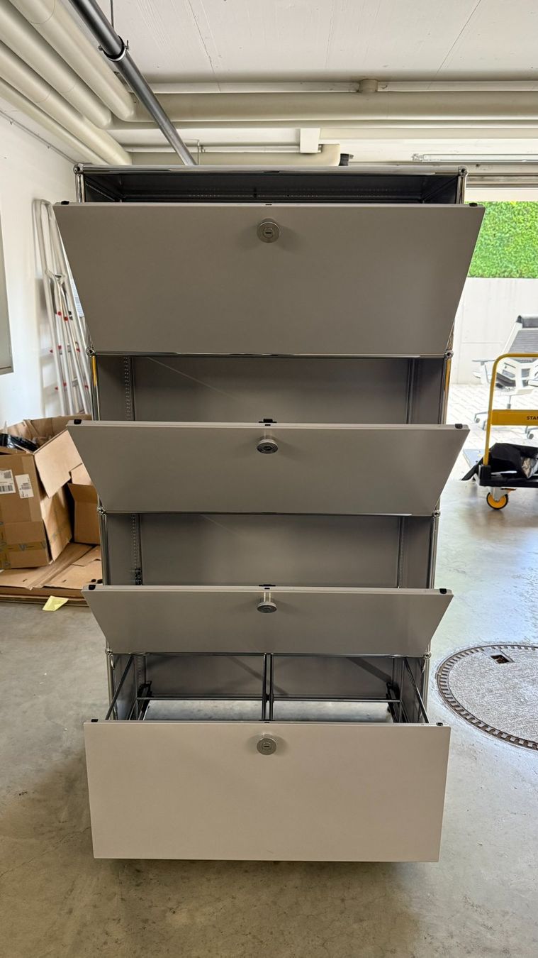 USM Scaffali: USM Haller Schrank – Usato da Sursee venduto da Buerobedarf 1