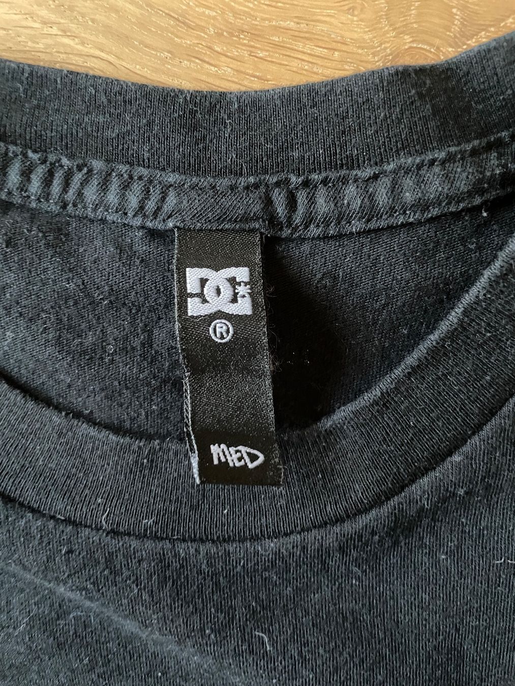 DC shoes Blusen, T-Shirts & Tops: Zwei Shirts von DCshoeCoUSA, Grösse M – Neu (gemäss Beschreibung) aus Chur von adien 3