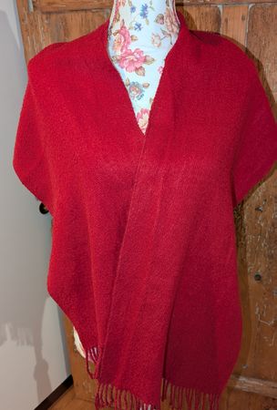 Warmer, roter Wollschal (Kaschmir, Alpaka?) für den Winter