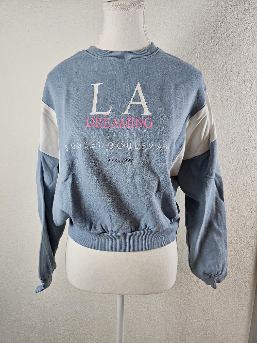 Pullover & Sweatshirts: Pull LA Dreaming bleu et blanc, style décontracté – Gebraucht aus Cortébert von Maam_Moon