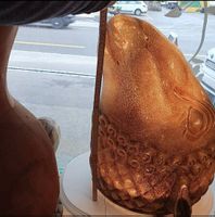 2 grosse beleuchtete Schafsköpfe