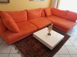 Divano arancione in alcantara