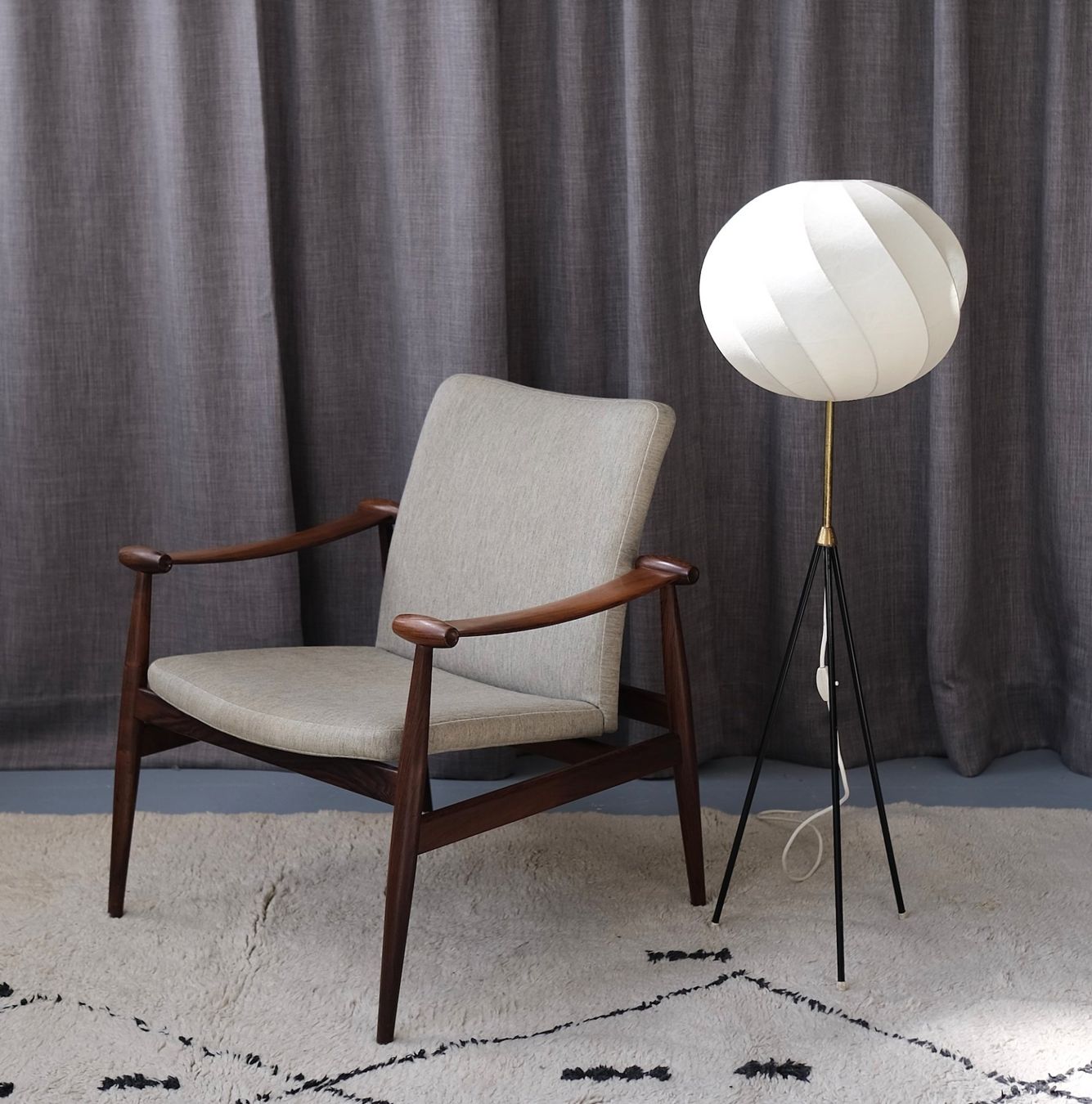 Lampade: Tripod Cocoon Floor Lamp 1960,s – Usato da Bern venduto da Zmodern_VIN 6