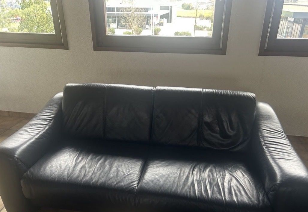 Sedie a sdraio: Elegant Black Leather Sofa and Chairs – Usato da Schänis venduto da roki20 3