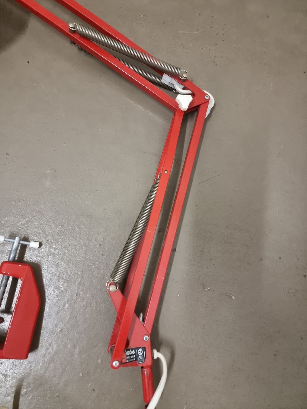 Lampade: Rote Leuchte mit Klemme, gut erhalten, – Usato da Olten venduto da Mezopotamya 2