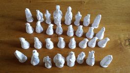 Schachfiguren aus China / roh Gips