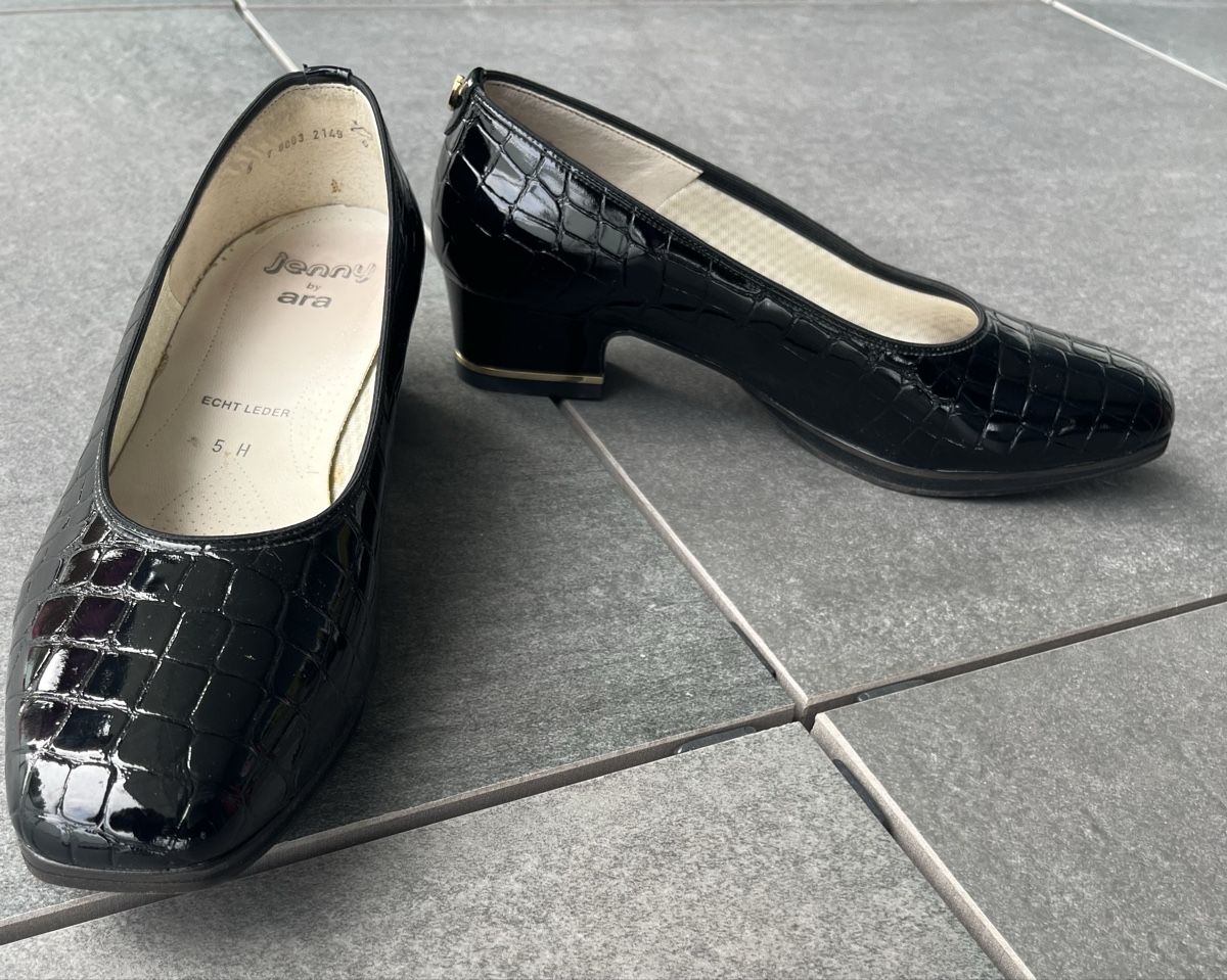 Scarpe da donna: Lack Pumps schwarz Gr. 38 nagelneu – Nuovo e nell'imballaggio originale da Hünenberg See venduto da spartakus02 3
