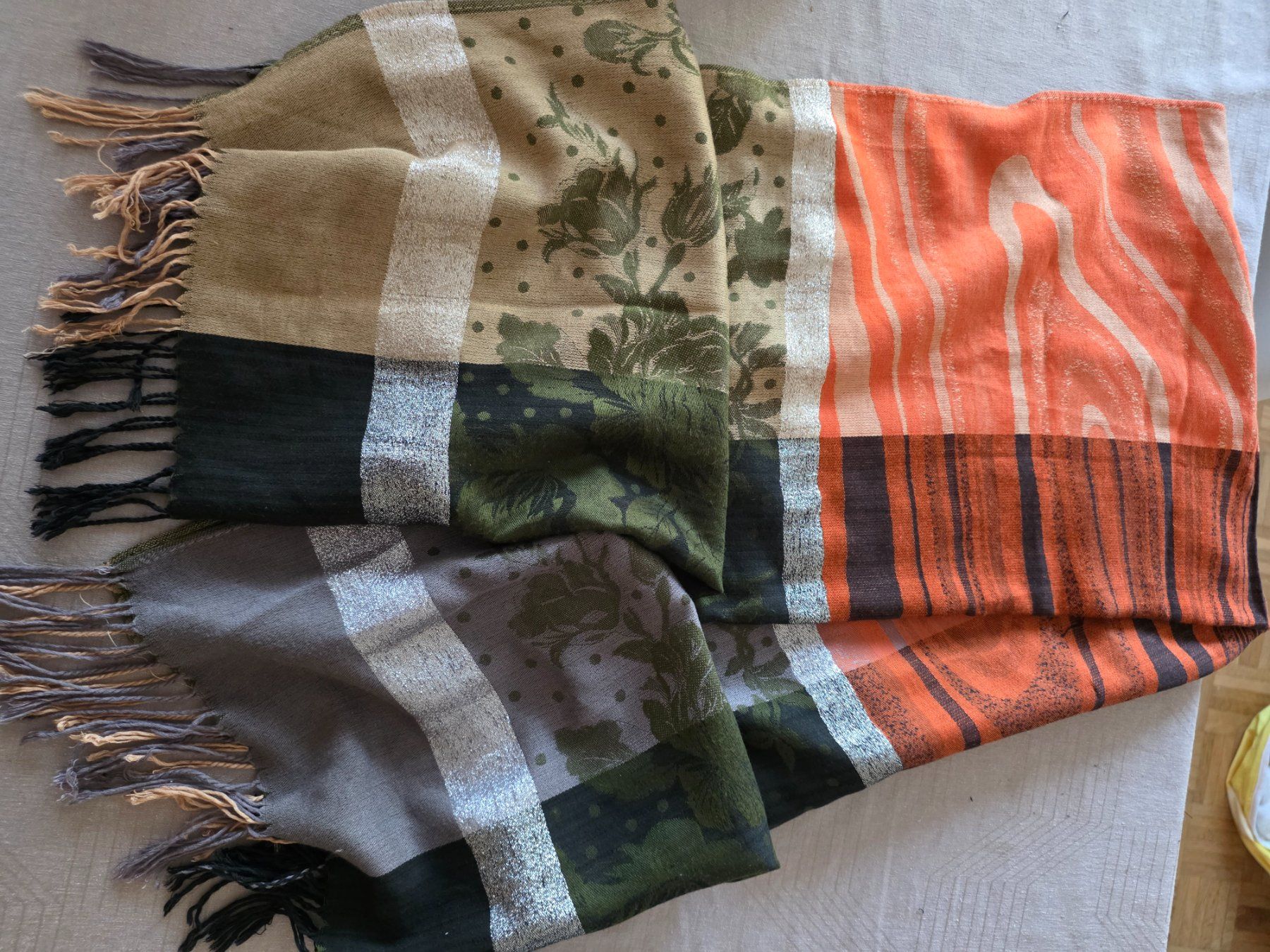 Foulard & Sciarpe: Farbenfroher Loop Schal/Tuch mit Fransen, Herbst/Winter – Nuovo (secondo la descrizione) da Zollikofen venduto da Tamyru77 4