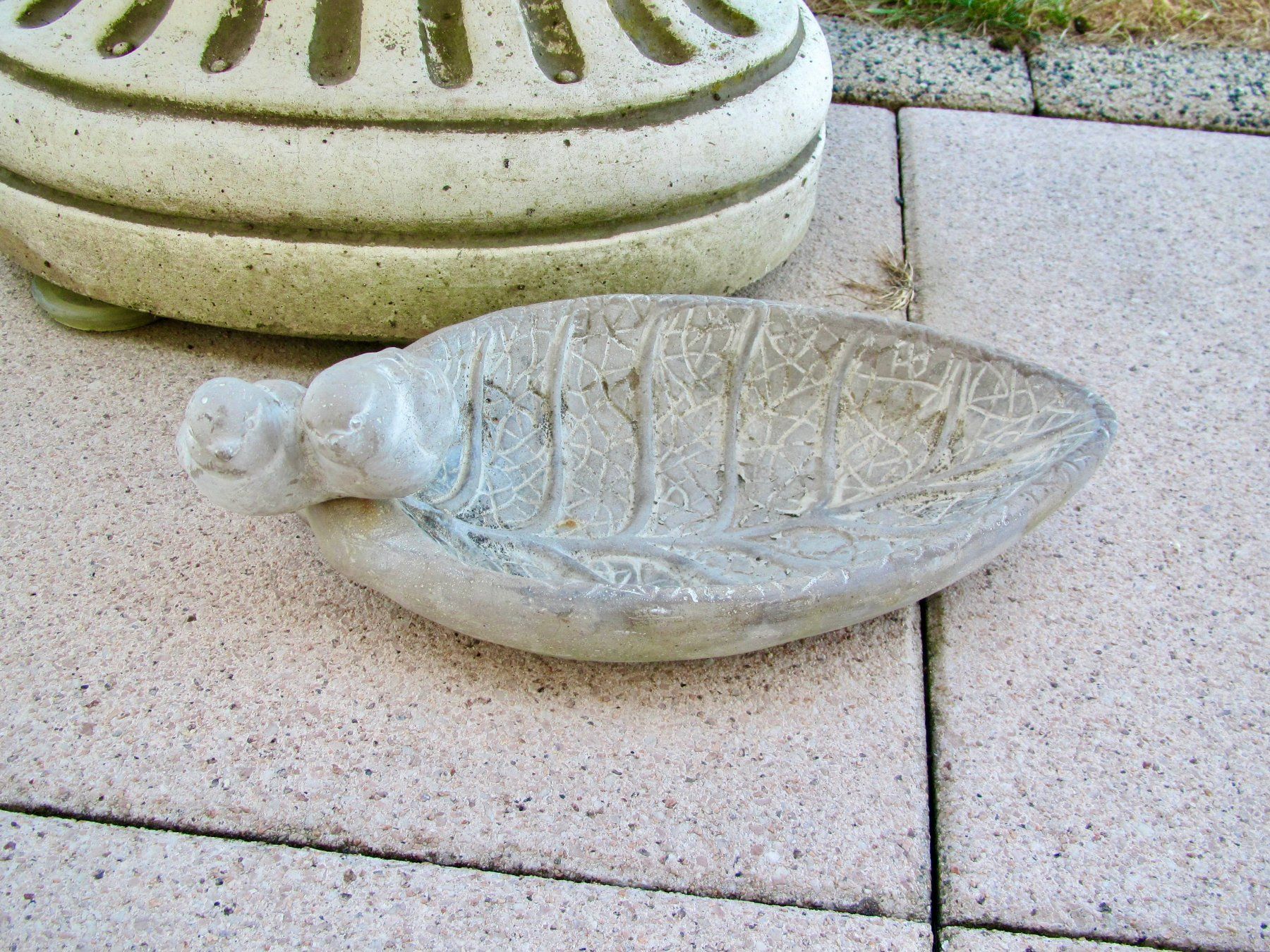 Tutte le decorazioni: ABREUVOIR POUR OISEAUX CIMENT – Usato da Murten venduto da Selliot