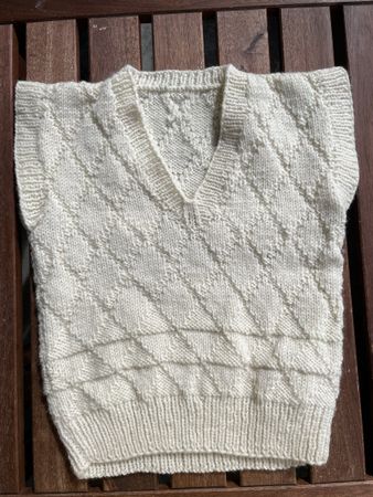 Unikat Handgestricktes Gilet, Gr. 110/116, wollweiss
