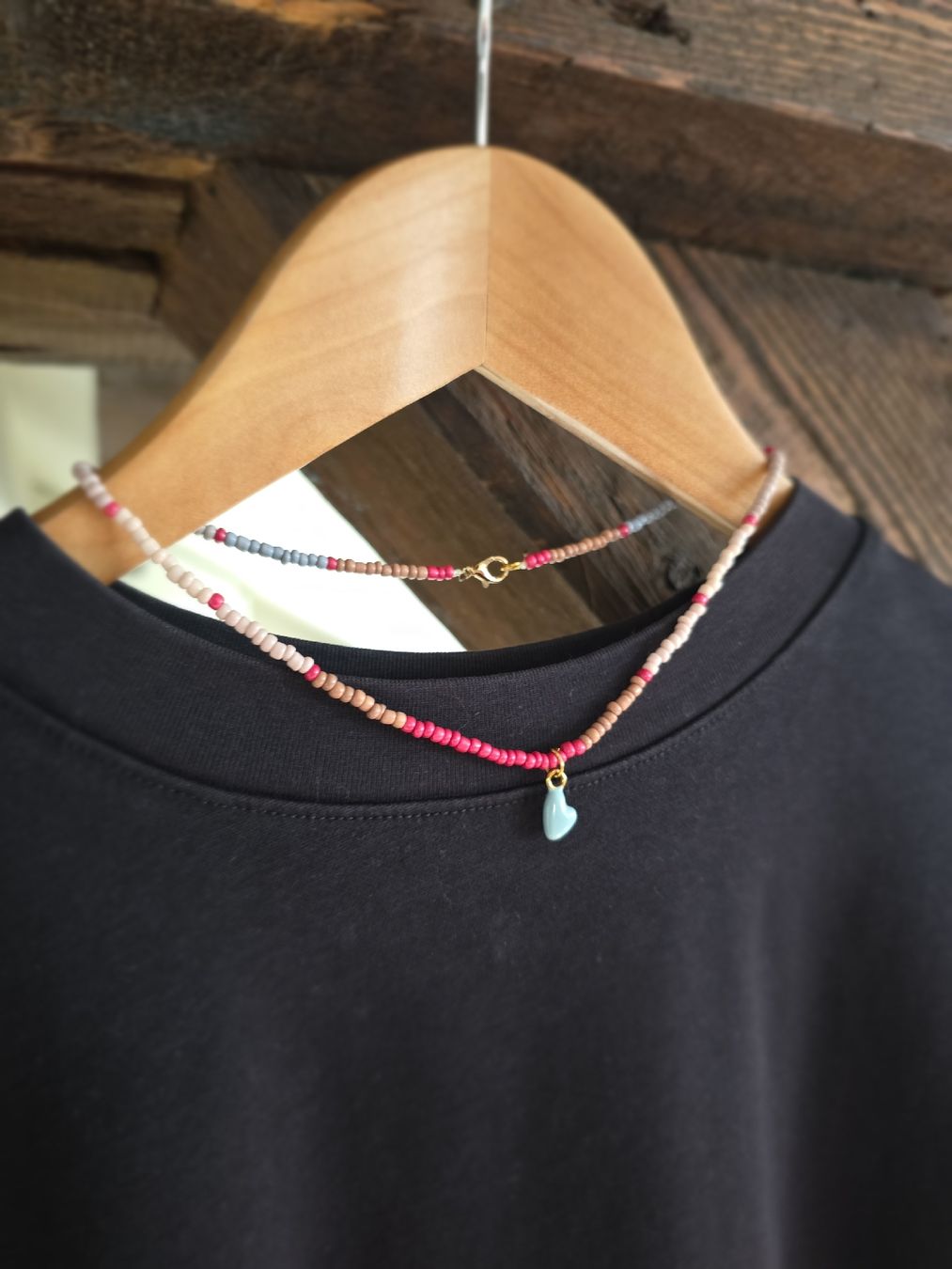 Catenine: Summer Seed Bead Necklace with Blue Charm- 39cm – Nuovo e nell'imballaggio originale da Interlaken venduto da NataliiaS 1