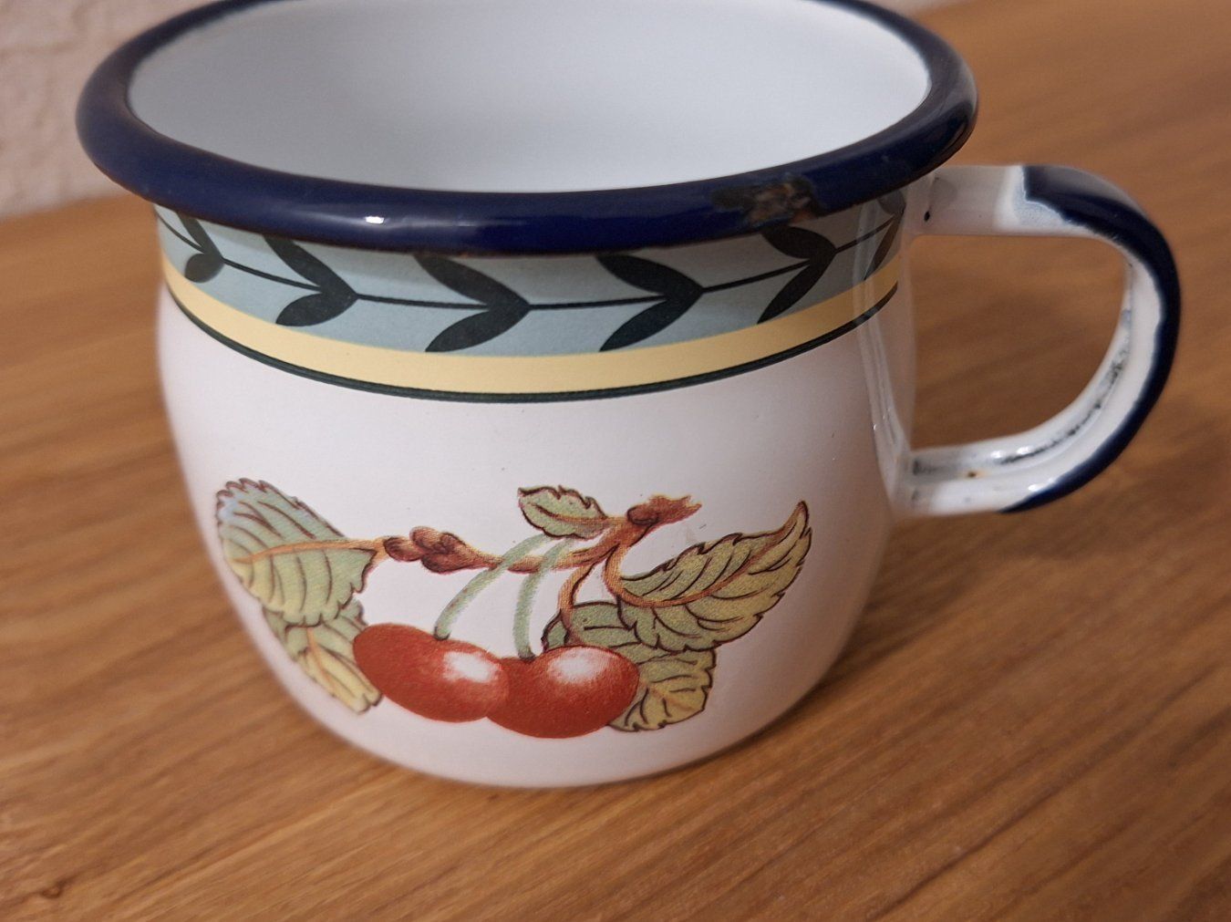 Villeroy & Boch Tazze: Email Tasse, mit Kirsch " Villeroy & Boch," Gartentasse – Usato da Arlesheim venduto da shopradl