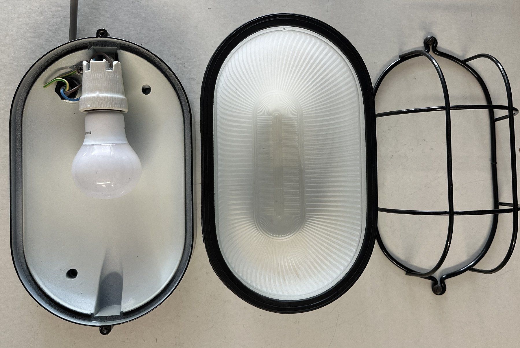 Kronleuchter & Deckenlampen: Wand.-Deckenleuchte oval schwarz E27, 230V occ. – Gebraucht aus Hergiswil NW von hpb_9bvx 6