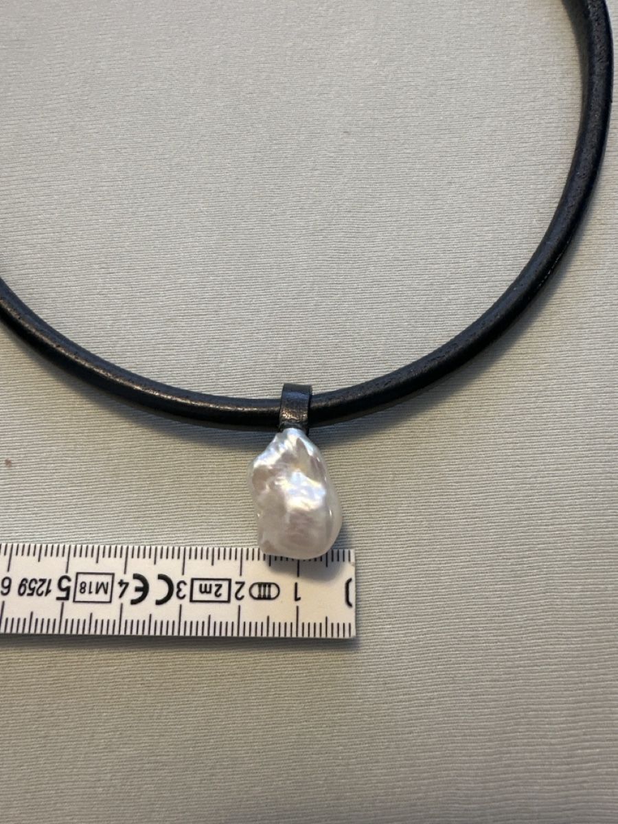 Perle (finte): Schwarzes Collier mit Barockperlen Anhänger, Magnetschloss – Nuovo (secondo la descrizione) da St. Gallen venduto da schneestern1111 1