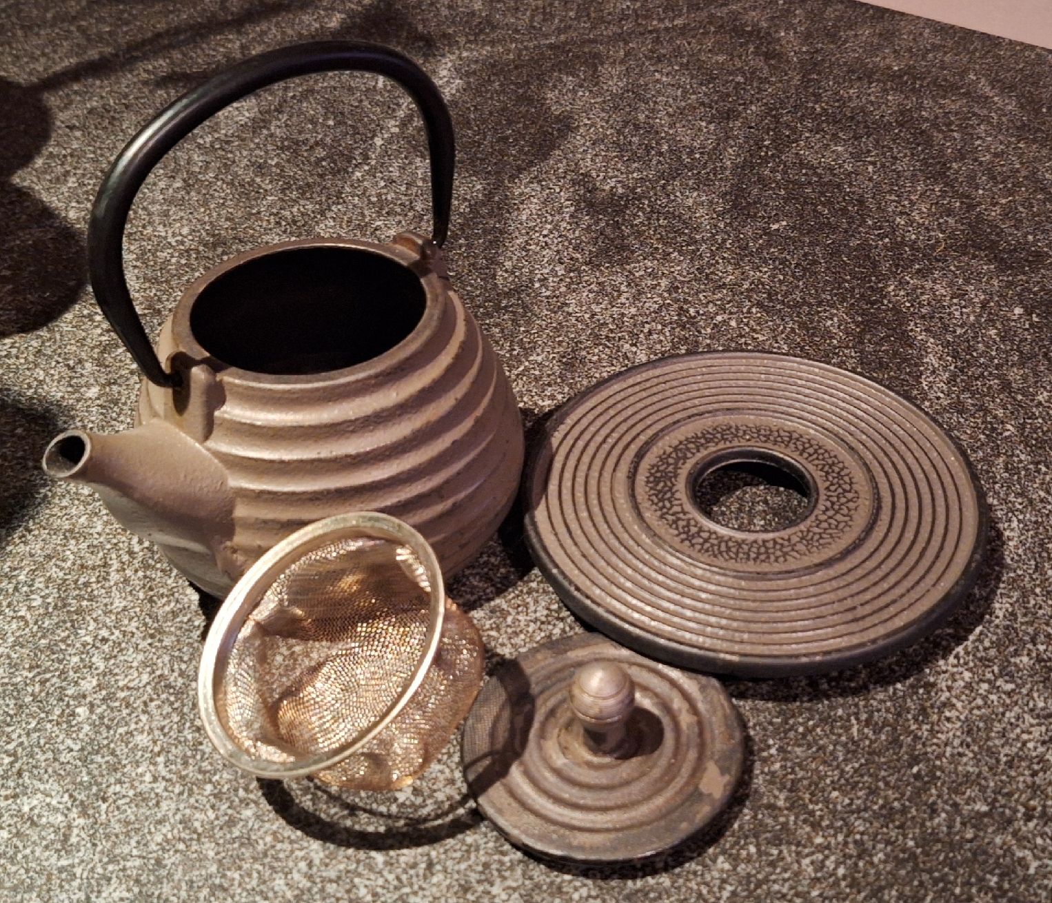 Teiere: Ancienne théière en fonte – Usato da Monthey venduto da ditty 4