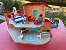 Playmobil Villa mit Pool und Zubehörmöbeln