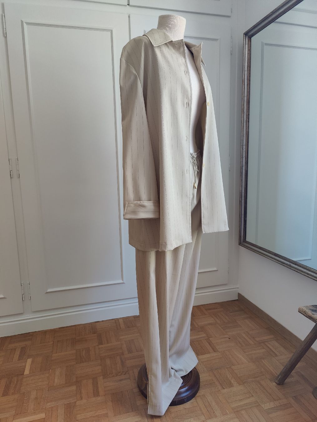 Anzüge & Kostüme: Beige Pinstripe Two-Piece Set Oversized Pantsuit – Neu (gemäss Beschreibung) aus La Tour-de-Peilz von dAutrefois 6
