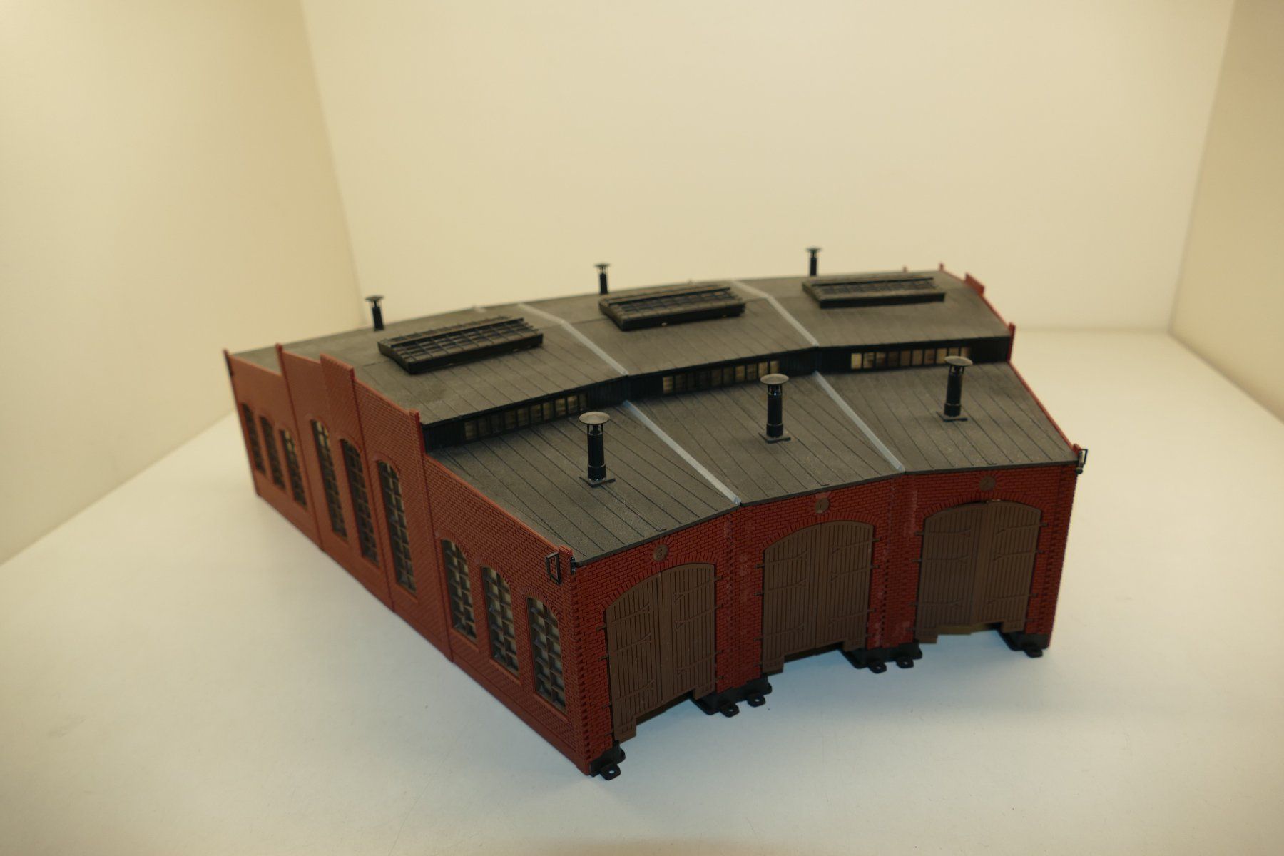 Märklin Modellini di ferrovie: Märklin H0: Ringlok Schuppen 3-ständig – Nuovo (secondo la descrizione) da Niederhasli venduto da rail-duerst