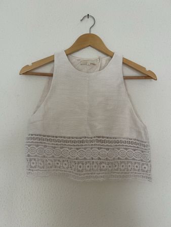Top court Maje blanc avec dentelle taille 36 bon etat