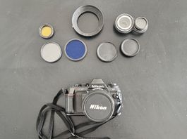 Nikon N2020 (F-501) + Nikkor 28–85mm f/3.5–4.5 + Zubehör