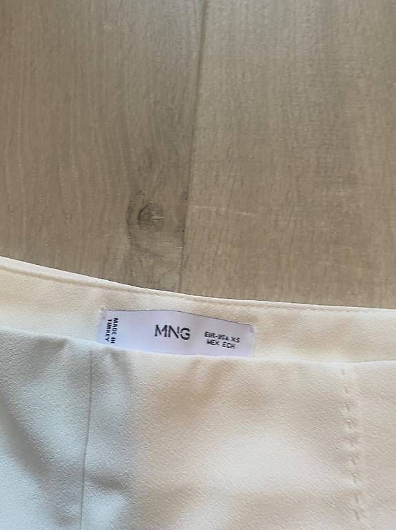 Pantaloni: Short pour femmes, acheter chez Mango  – Usato da Riaz venduto da tim_276t 2