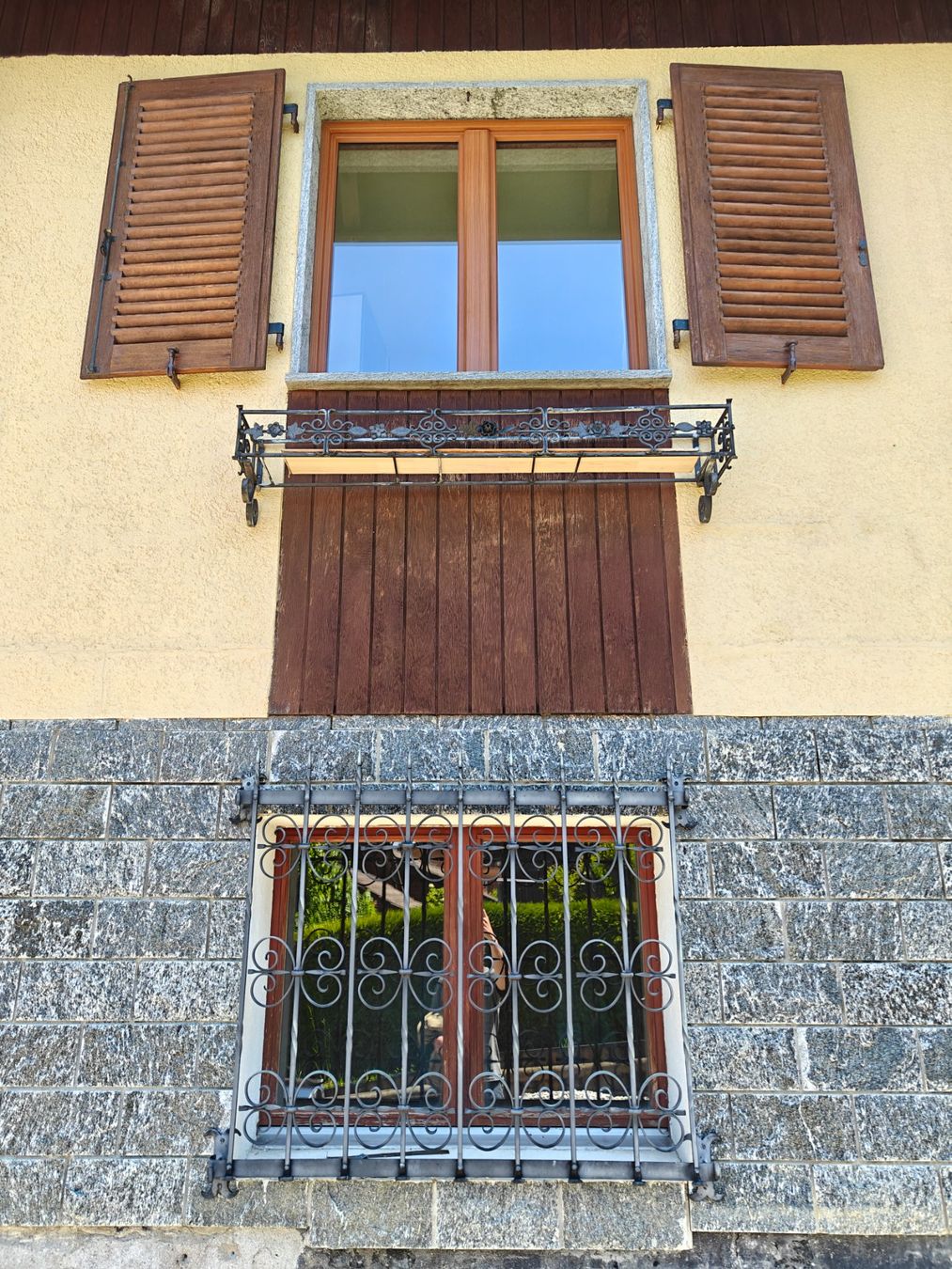 Gitter & Roste: Grille de fenêtre, support a Geranium, lampe en fer forgé – Gebraucht aus Nax von Heinanken 5