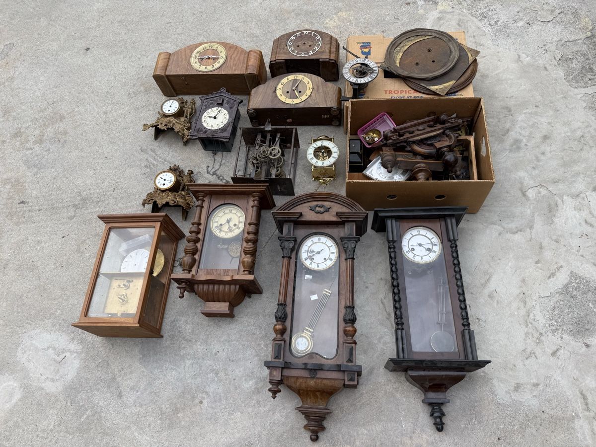 Stand- & Wanduhren: Lot d’anciennes horloges  – Defekt aus Sierre von OCNL