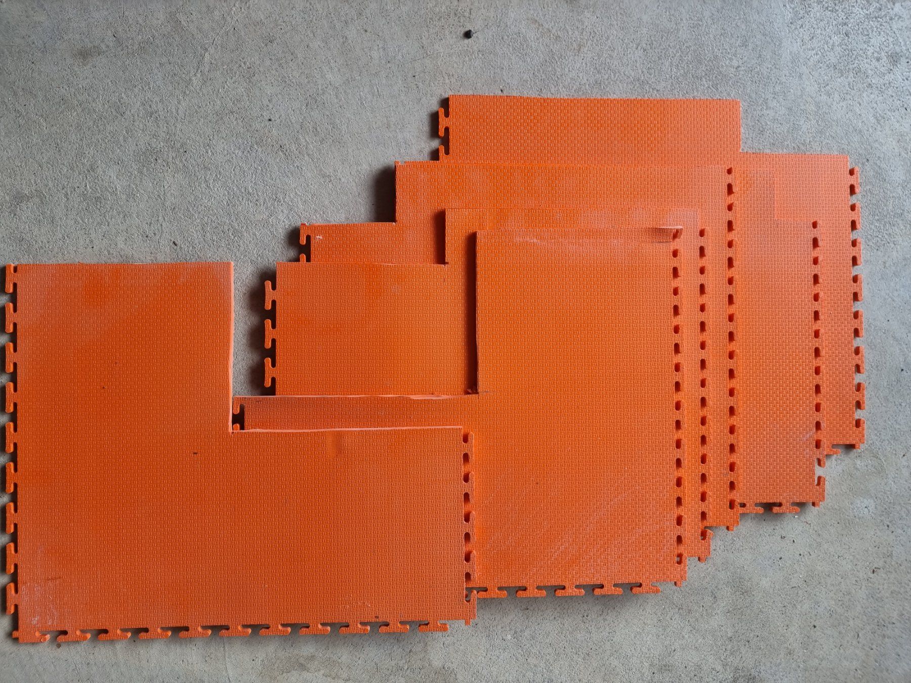 Bodenbeläge: Diverse Zuschnitte Bodenplatten Kunststoffplatten 50x41-43cm – Gebraucht aus Frutigen von rtb53