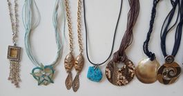 Collier bijoux fantaisie design moderne modèle à choix