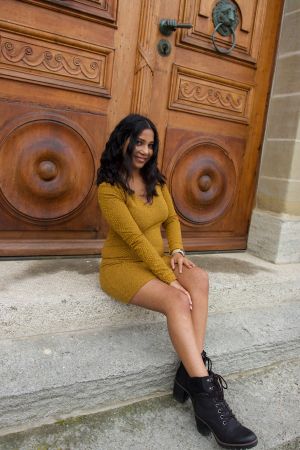 Élégante robe moutarde à motif peau de serpent, taille 2
