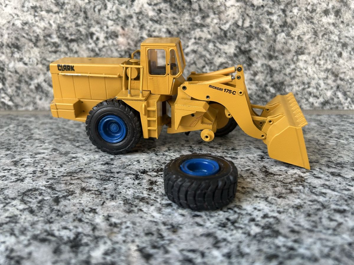 Conrad Modellbausätze & Standmodelle: Clark Radlader, 1:50 , Conrad – Defekt aus Horw von Tigercat635 3