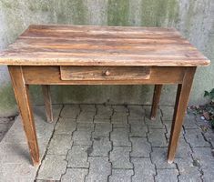 Rustikaler antiker Holztisch
