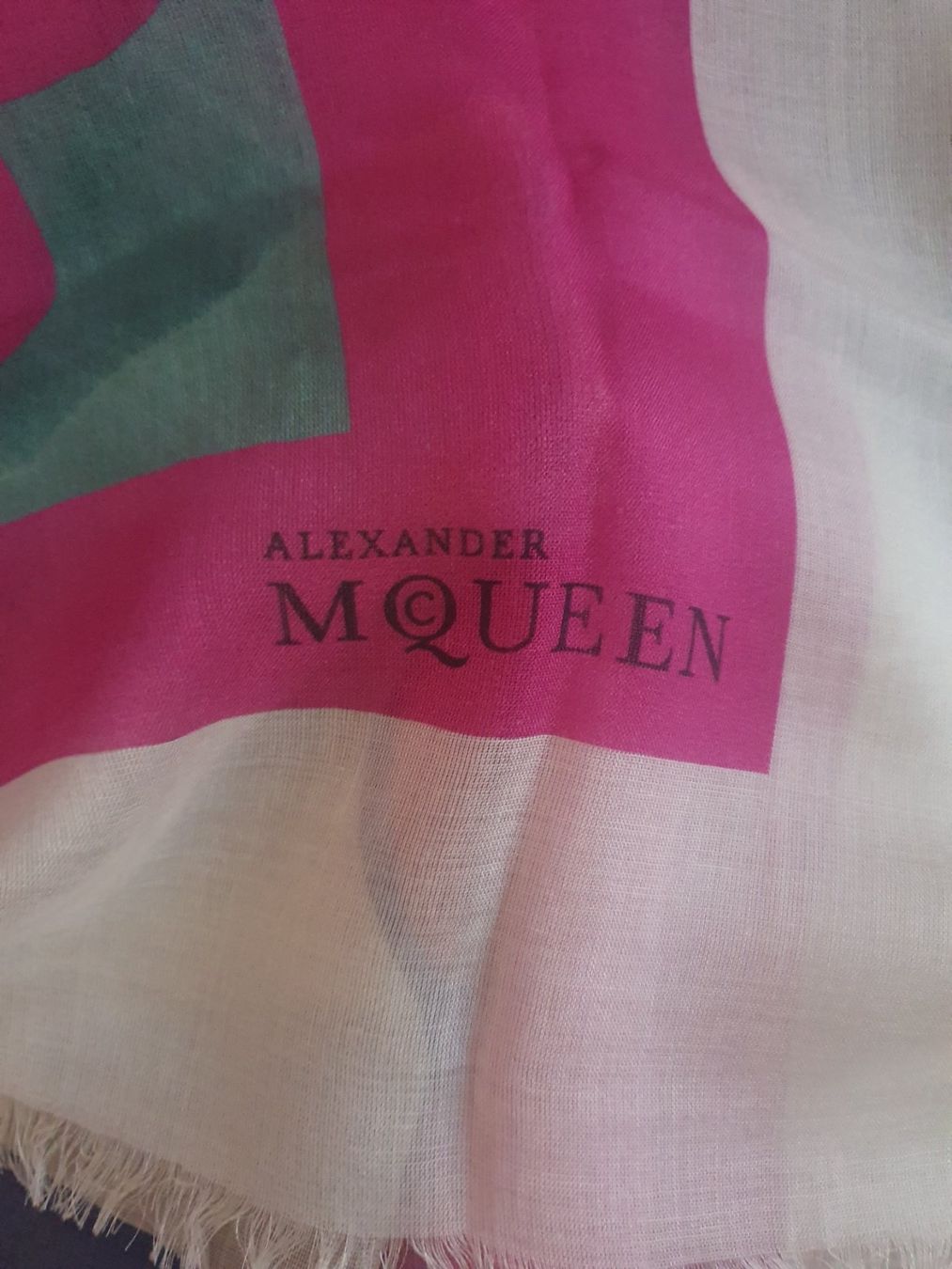 Alexander Mcqueen Foulard & Sciarpe: Sciarpa Alexander McQueen seta modale – Nuovo e nell'imballaggio originale da Chiasso venduto da Ann58 1