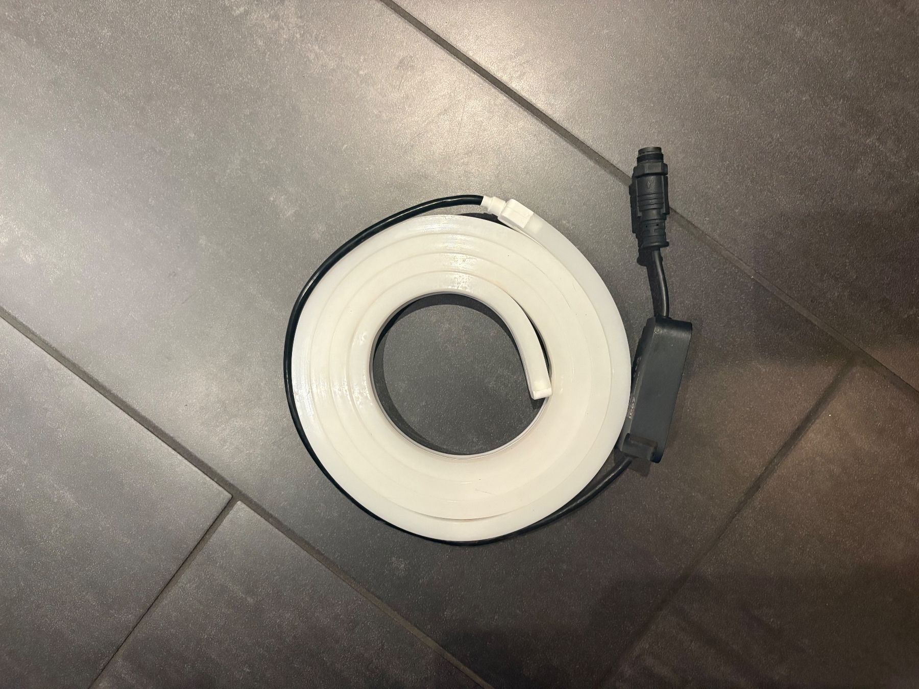 Philips Ghirlande e barre luminose: Philips hue Outdoor Lightstrip 2 Meter – Usato da Birmensdorf ZH venduto da huat