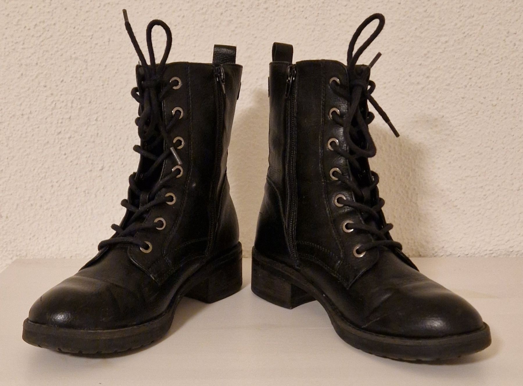 Damenschuhe: schwarze Schnürboots / Stiefeletten, Gr. 39 – Gebraucht aus Menziken von chs_xd76