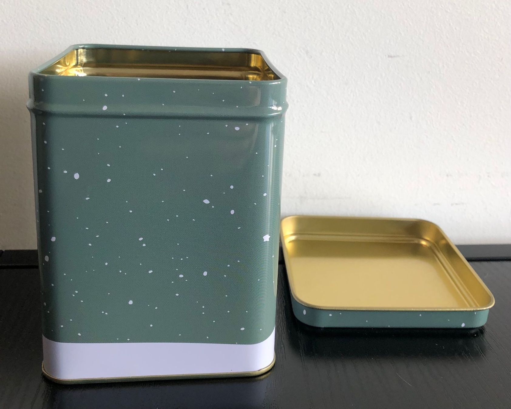 Altro in Decorazioni & Accessori: Kleine Guetzli-Blechdose ca. 8.5x8.5x11 – Usato da Pfäffikon SZ venduto da anshaV 2