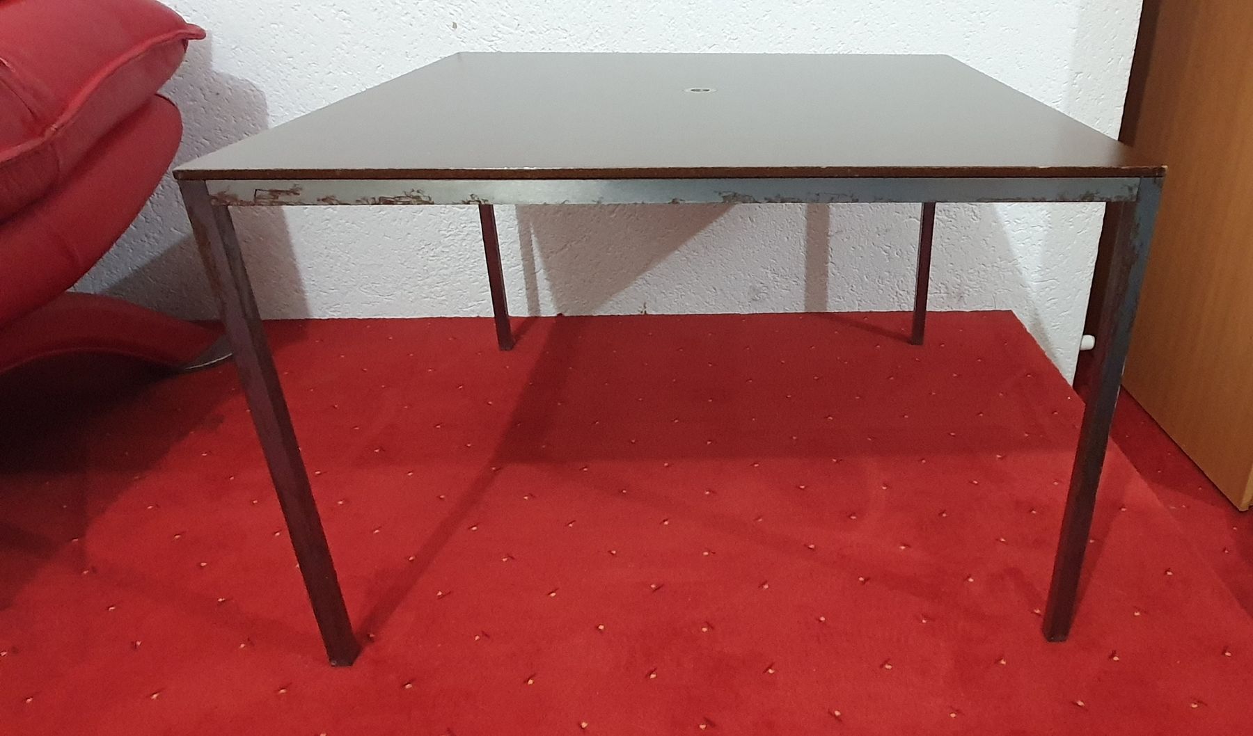 Tables: table basse, en bois et pieds en fer – D'occasion à Neuchâtel par san_wwm2 1