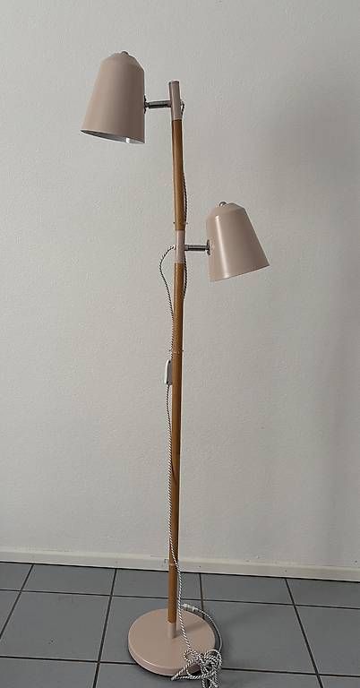 Lampade: Lampada a stelo con due luci orientabili – Usato da Gorduno venduto da ziovecc