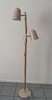 Lampada a stelo con due luci orientabili