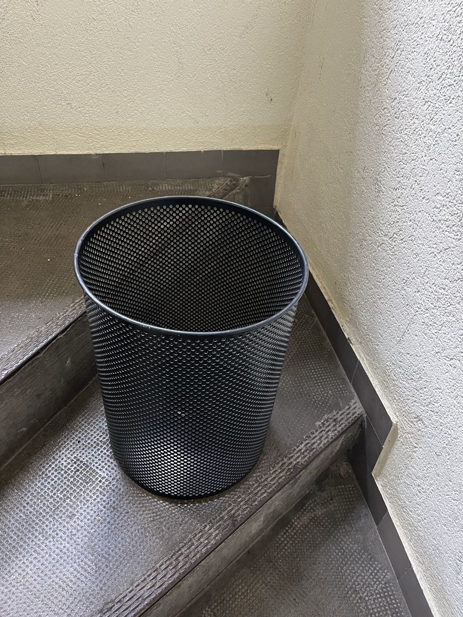 Cestini per rifiuti: USM Metal Waste Basket, Graphite black – Usato da Zürich venduto da bom_c25d 1