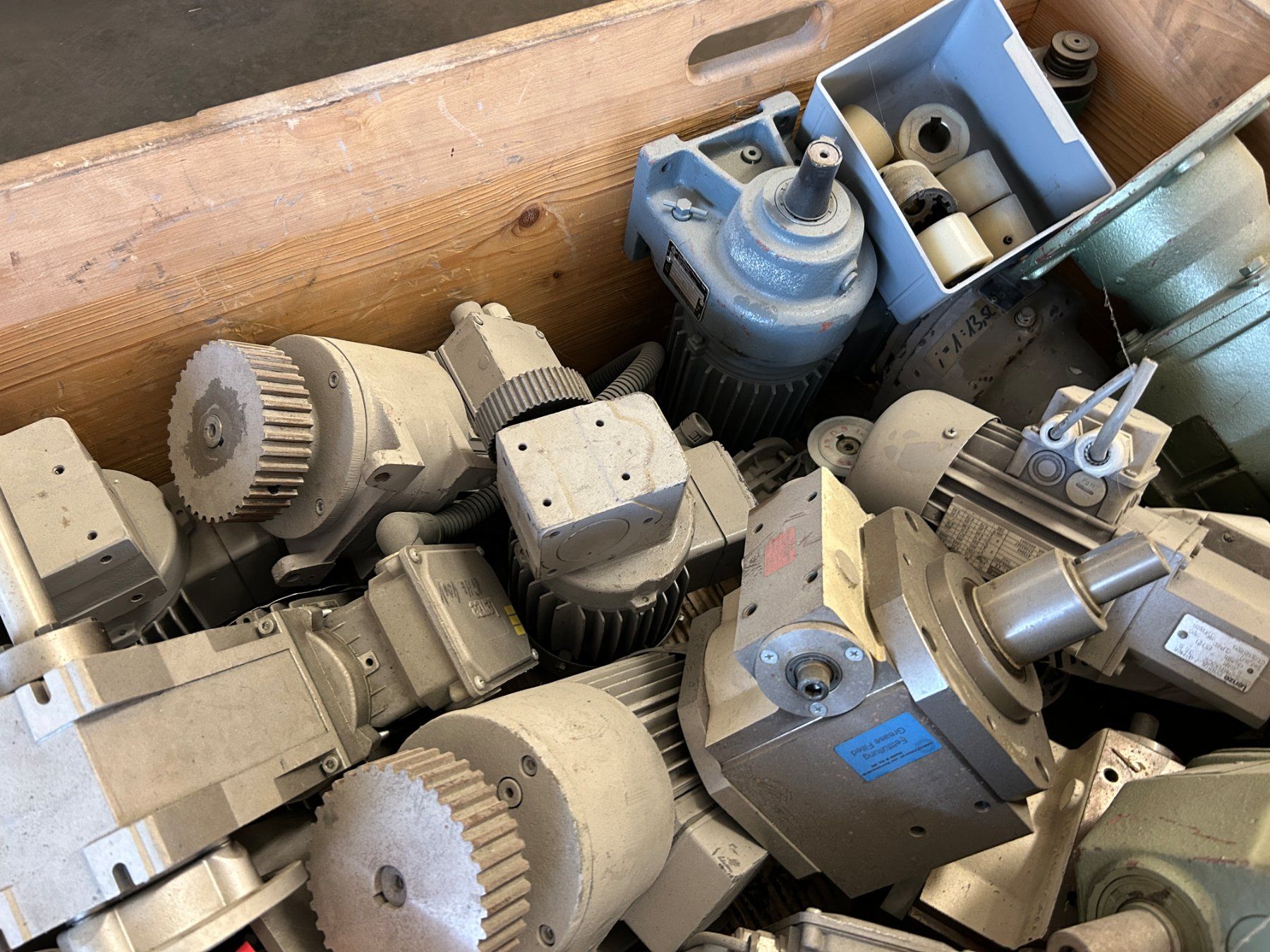 Motori: Grosser Posten Elektro- Getriebe Motore – Usato da Zofingen venduto da Maschinenfabrik 2
