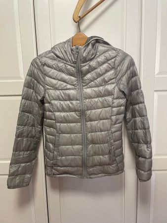 Hellgraue Uniqlo Ultra Light Down Daunenjacke mit Kapuze M